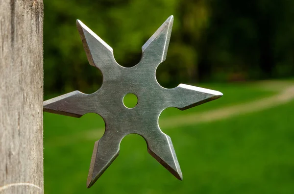 Shuriken (Wurfstern), traditionelle japanische Ninja-Kaltwaffe — Stockfoto