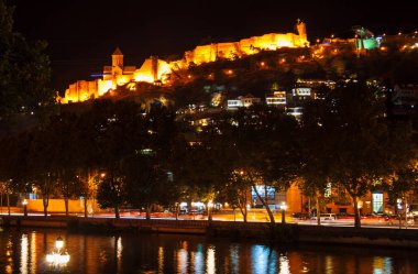 Tiflis eski şehir gece manzarası. Anci kalede Narikala