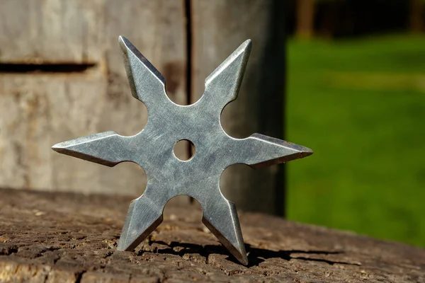 Shuriken (Wurfstern), traditionelle japanische Ninja-Kaltwaffe — Stockfoto