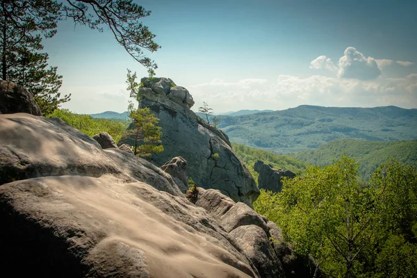 Oyulmuş Dovbush kaya, grup taş, doğal ve insan yapımı mağaralar
