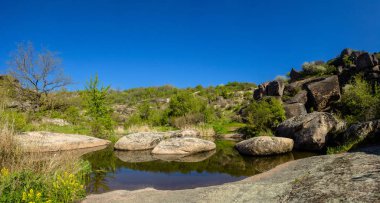Nehir Aktovsky Kanyon, Ukrayna. Nehir, sakin wate büyük kayalar
