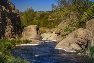 Nehir Aktovsky Kanyon, Ukrayna. Nehir, sakin wate büyük kayalar