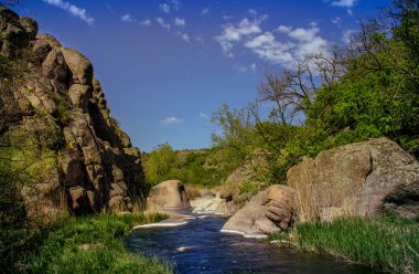 Nehir Aktovsky Kanyon, Ukrayna. Nehir, sakin wate büyük kayalar