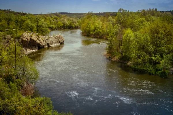 Kayalık peyzaj Mihiia Nehri yakınında. Dağlar ve RIV — Stok fotoğraf