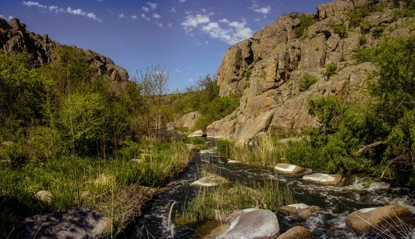 Řeka v Aktovsky kaňonu, Ukrajina. Velké kameny v řece, klidná wate — Stock fotografie