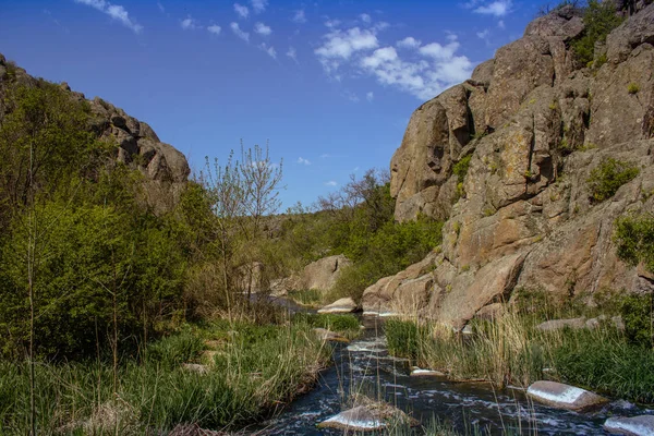 Fluss in aktovsky canyon, Ukraine. große Felsen im Fluss, ruhiges Wasser — Stockfoto