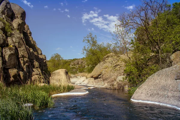 Río en Aktovsky cañón, Ucrania. Grandes rocas en el río, calma wate —  Fotos de Stock