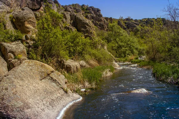 Nehir Aktovsky Kanyon, Ukrayna. Nehir, sakin wate büyük kayalar — Stok fotoğraf