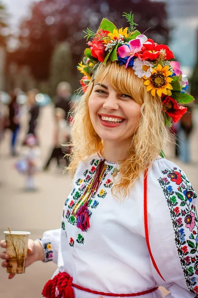 Хмельницкий, Украина - 19 мая 2016 года. Девушка в традиционном украинском — стоковое фото