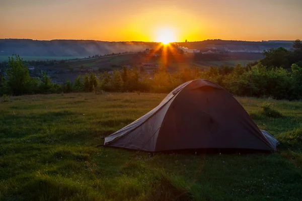 Touristenzelt bei Sonnenaufgang am Feuer. — Stockfoto