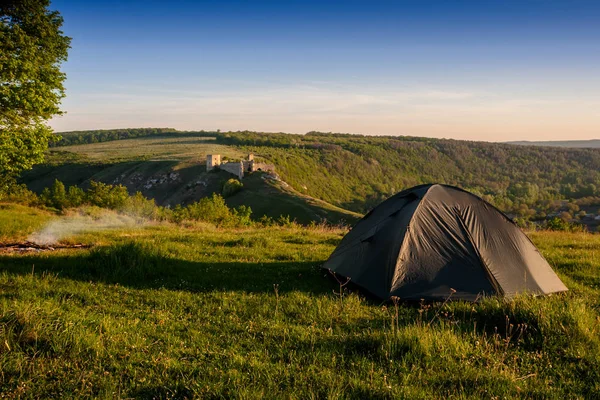 古いお城の背景に観光テント. — ストック写真