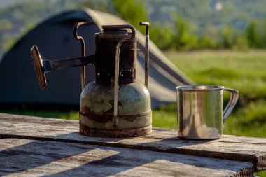 Eski bir Sovyet gazyağı primus ve niteliğine çelik kupa.