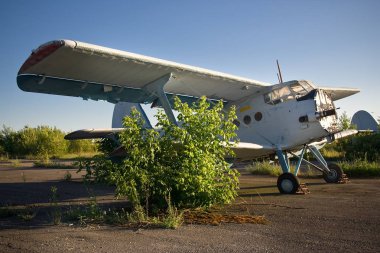 Terk edilmiş Havaalanı. Eski Sovyet uçağı Antonov An-2