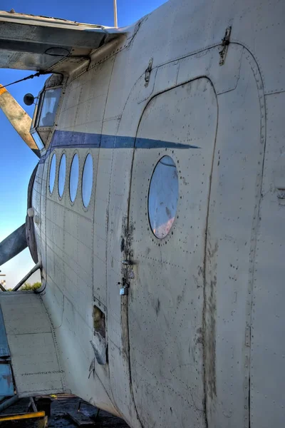 Aéroport abandonné. Ancien avion soviétique Antonov An-2 — Photo