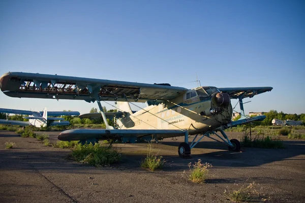 Aeropuerto abandonado. Antiguo avión soviético Antonov An-2 — Foto de Stock