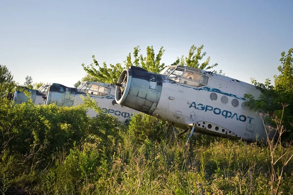 Övergiven flygplats. Gamla sovjetiska flygplan Antonov An-2 — Stockfoto