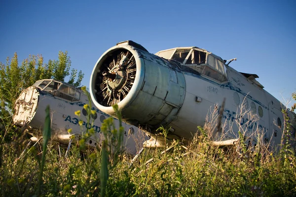 Flughafen aufgegeben. altes sowjetisches Flugzeug Antonow an-2 — Stockfoto