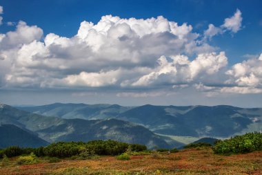 Güzel dağlar ve Karpatlar mavi gökyüzünde. Ukrayna.