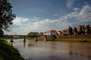 Uzhgorod, Ukrayna, 28 Haziran 2017: Şehir nehri geçip bir köprü.
