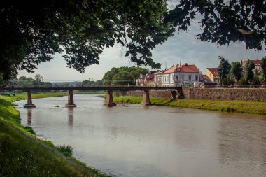 Uzhgorod, Ukrayna, 28 Haziran 2017: Şehir nehri geçip bir köprü.
