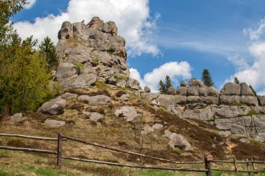 Tustan Kalesi - arkeolojik ve doğal anıt ulusal önem, popüler turistik dönüm noktası. Urych, Karpat Dağları, Ukrayna.