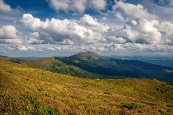 Schöne Berge Und Blauer Himmel Den Karpaten Ukraine — Stockfoto