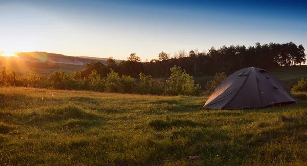火の近く日の出観光テント — ストック写真
