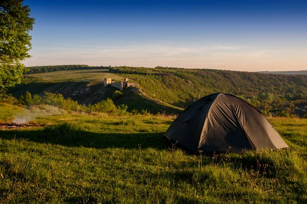 Touristenzelt Auf Grünem Gras Bei Sonnenaufgang Vor Dem Hintergrund Einer — Stockfoto