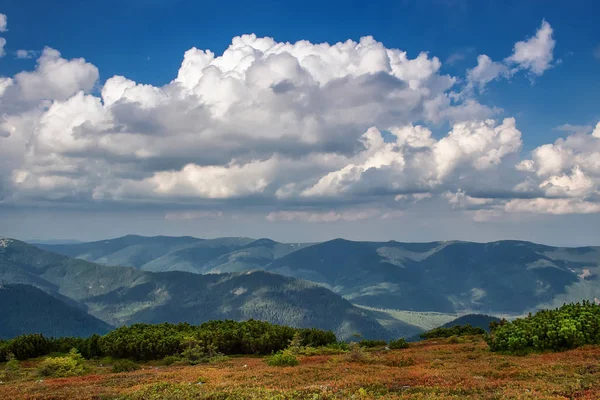 Güzel dağlar ve Karpatlar mavi gökyüzünde. Ukrayna.