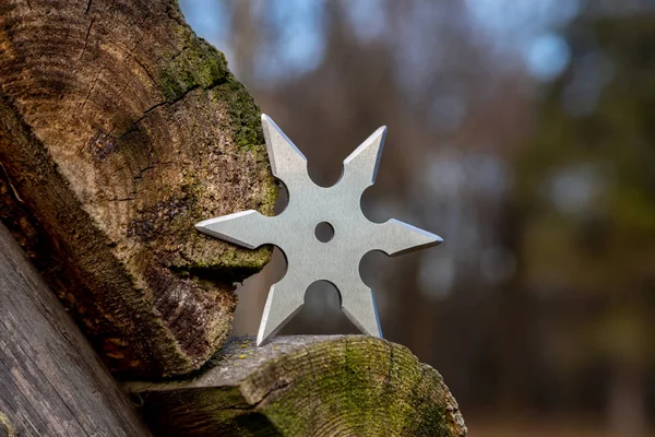 Shuriken (Wurfstern), traditionelle japanische Ninja-Kaltwaffe — Stockfoto