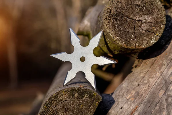 Shuriken (Wurfstern), traditionelle japanische Ninja-Kaltwaffe — Stockfoto