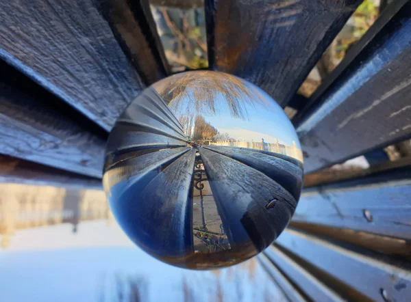 Glaskugel mit schönem Hintergrund. — Stockfoto