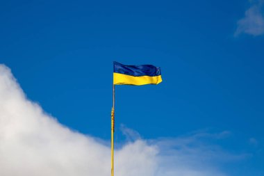 Güzel gökyüzünün arka planında Ukrayna bayrağı.