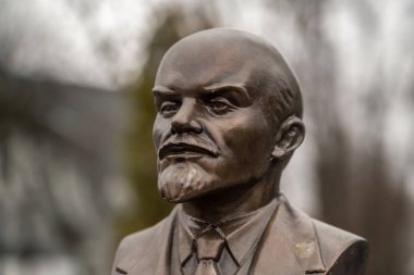 Ukrayna. Khmelnitsky. 19 Ocak 2020. Len 'in bronz bir portresi.