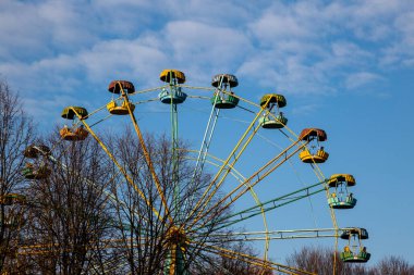 Şehir parkında dönme dolap.