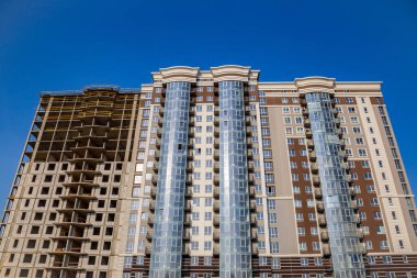 Yeni bir apartman bloğu üzerinde çalışıyoruz. Büyük bina yapım aşamasında. Yeni Bina İnşaat Alanı