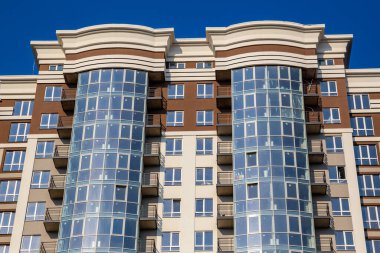Yeni bir apartman bloğu üzerinde çalışıyoruz. Büyük bina yapım aşamasında. Yeni Bina İnşaat Alanı