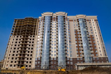 Buldozer hareket eder ve toprak ve molozları yol kenarına yayar. Yeni bir apartman bloğu üzerinde çalışıyoruz. Yeni Bina İnşaat Alanı