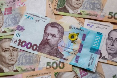 Arka planda Ukrayna 'nın para banknotları var. Coronovirüs ile ilişkili dünya ekonomik krizi.