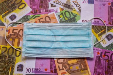 Euro banknotları ve Coronavirus 'a karşı koruyucu bir maske. Avrupa 'daki virüs.