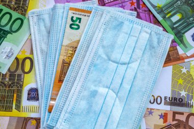 Euro banknotları ve Coronavirus 'a karşı koruyucu bir maske. Avrupa 'daki virüs.