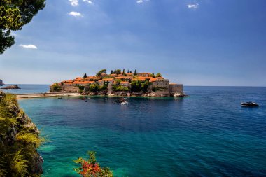 Budva 'daki Sveti Stefan adası güzel bir yaz günü, Karadağ