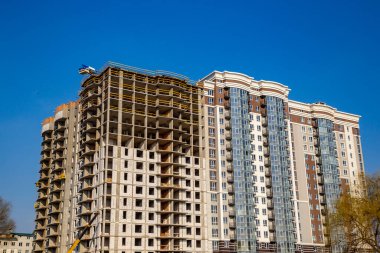 Yeni bir apartman bloğu üzerinde çalışıyoruz. Büyük bina yapım aşamasında. Yeni Bina İnşaat Alanı