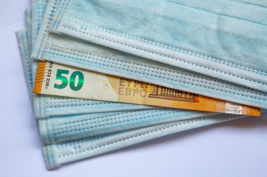 Euro banknotları ve Coronavirus 'a karşı koruyucu bir maske. Avrupa 'daki virüs.