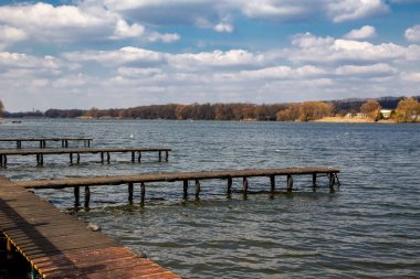 Nehrin üzerinde güzel bulutlarla bahar yürüyüşü.