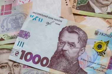 Arka planda Ukrayna 'nın para banknotları var. Coronovirüs ile ilişkili dünya ekonomik krizi.