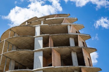 Yeni bir apartman bloğu üzerinde çalışıyoruz. Vinçlerle birlikte inşaat halindeki yüksek bina. Yeni Bina İnşaat Alanı