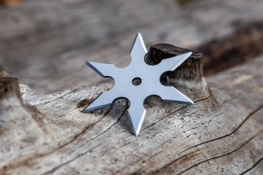 Shuriken (fırlatma yıldızı), geleneksel Japon Ninja soğuk silahı ahşap arka planda sıkışmış