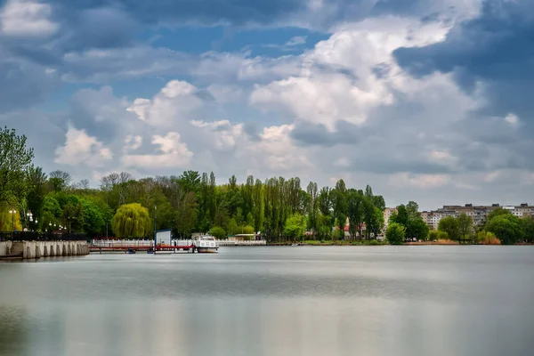 Töltés Parkban Viharos Időjárás — Stock Fotó