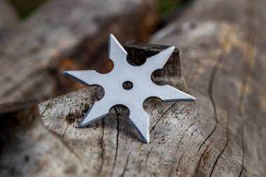 Shuriken (fırlatma yıldızı), geleneksel Japon Ninja soğuk silahı ahşap arka planda sıkışmış